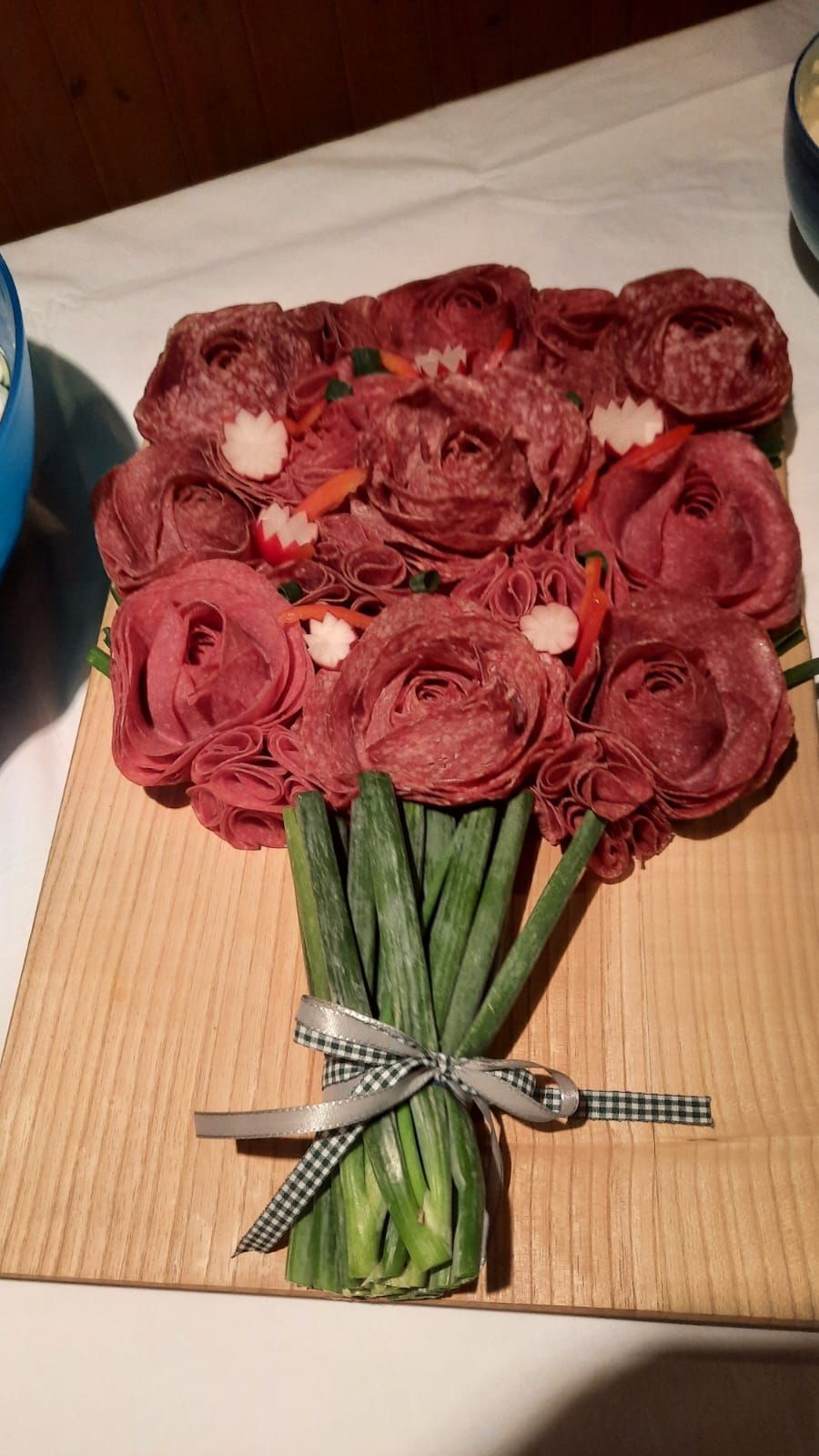 Blumenstrauß aus Salami und Snacks
