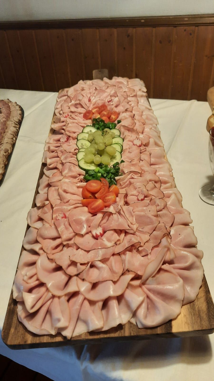 Kalte Theke mit Wurst und Fleisch