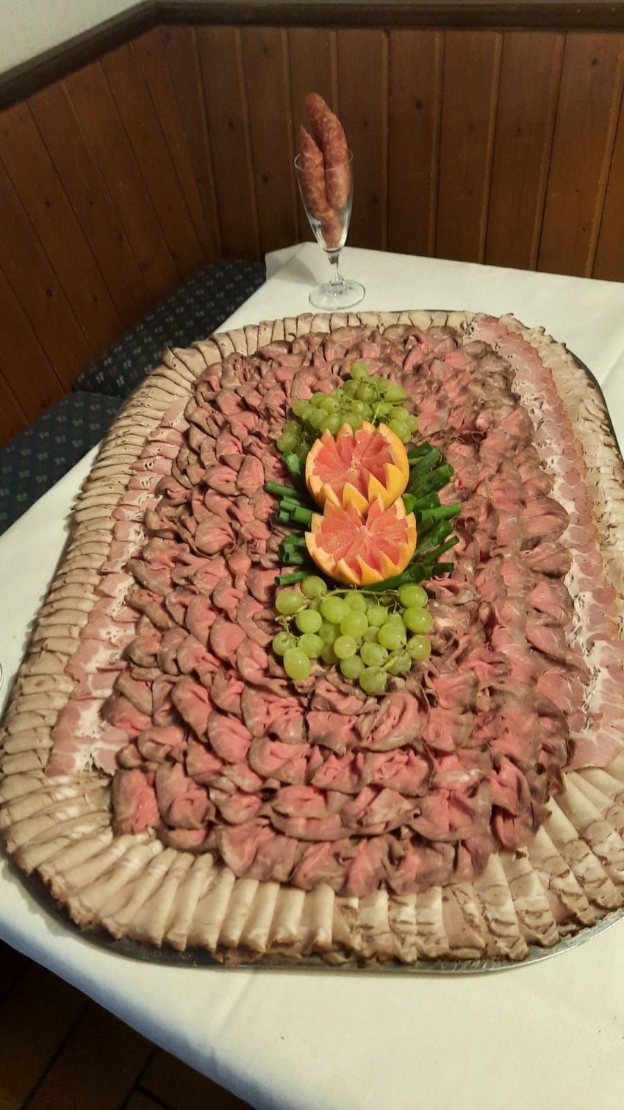 Snackstrauß aus Salami, Trauben und Orangenstücken