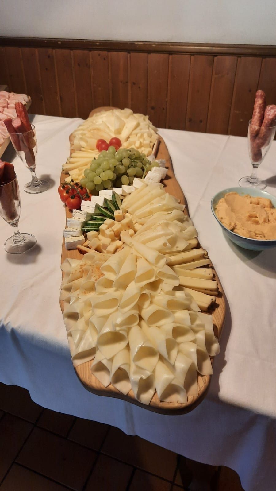 Käseplatte mit Trauben und Orangen