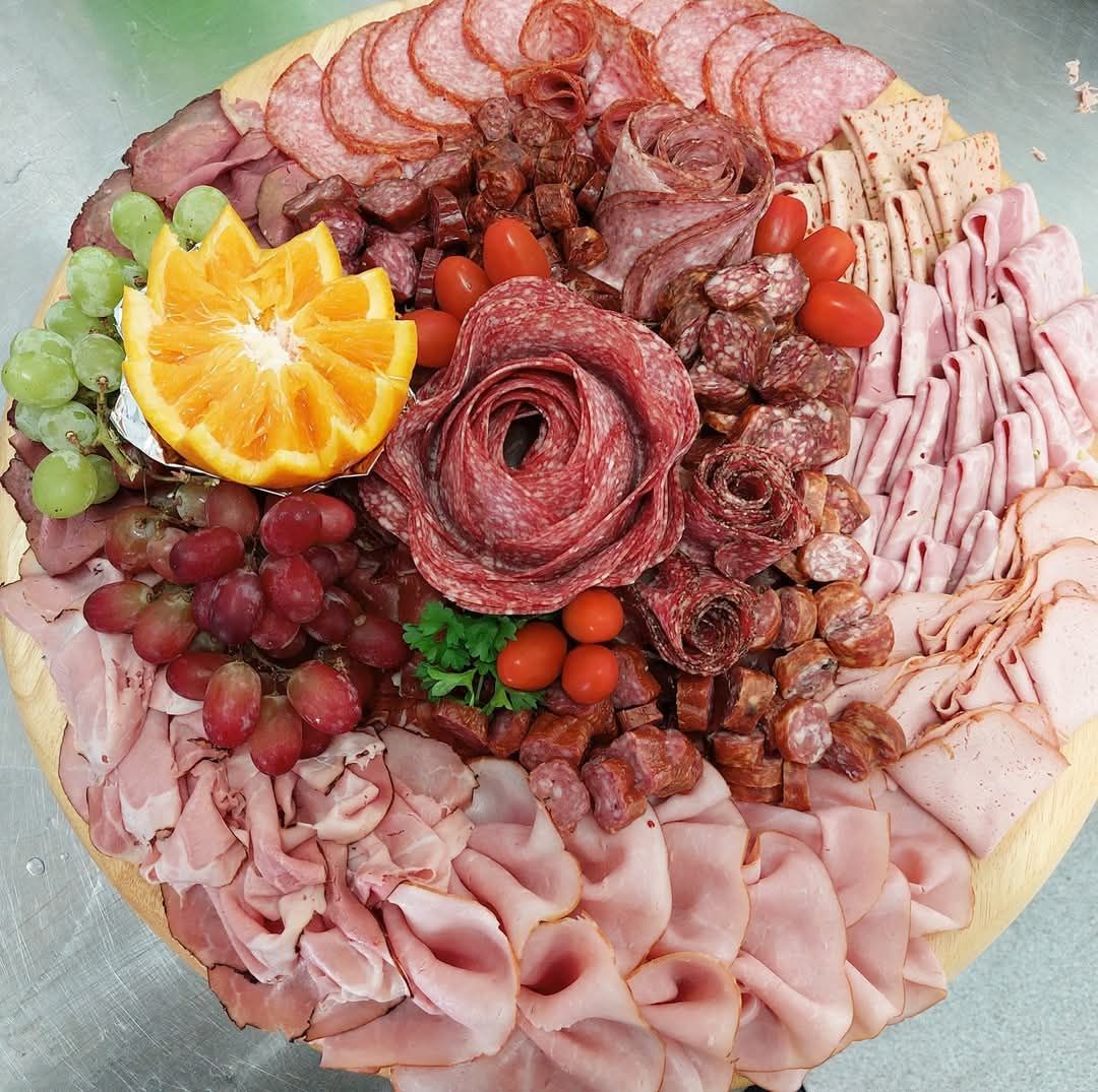 Herzhafter Blumenstrauß aus Salami und Obst