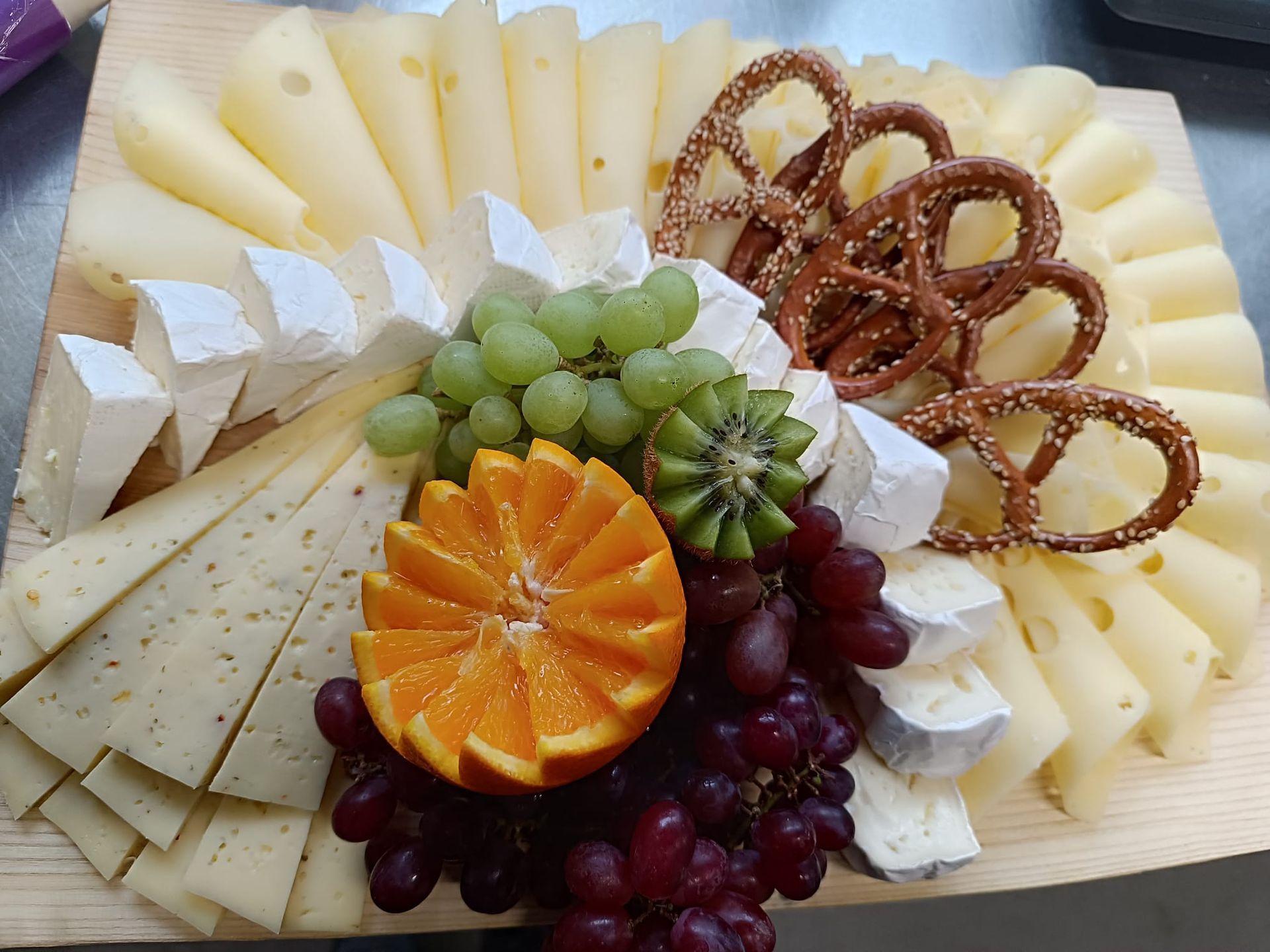 Vegetarische Platte mit Käse und Obst