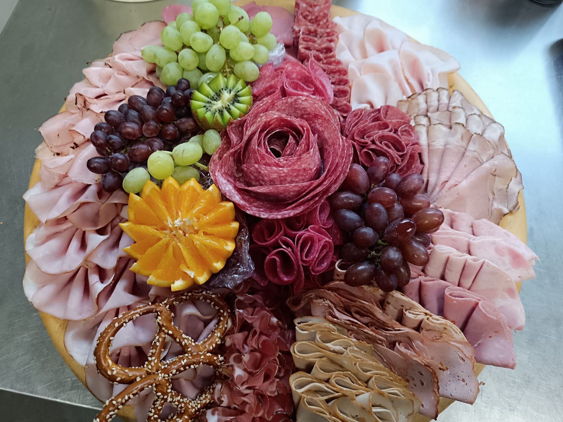 Wurststrauß mit Salami, Trauben und Orangen