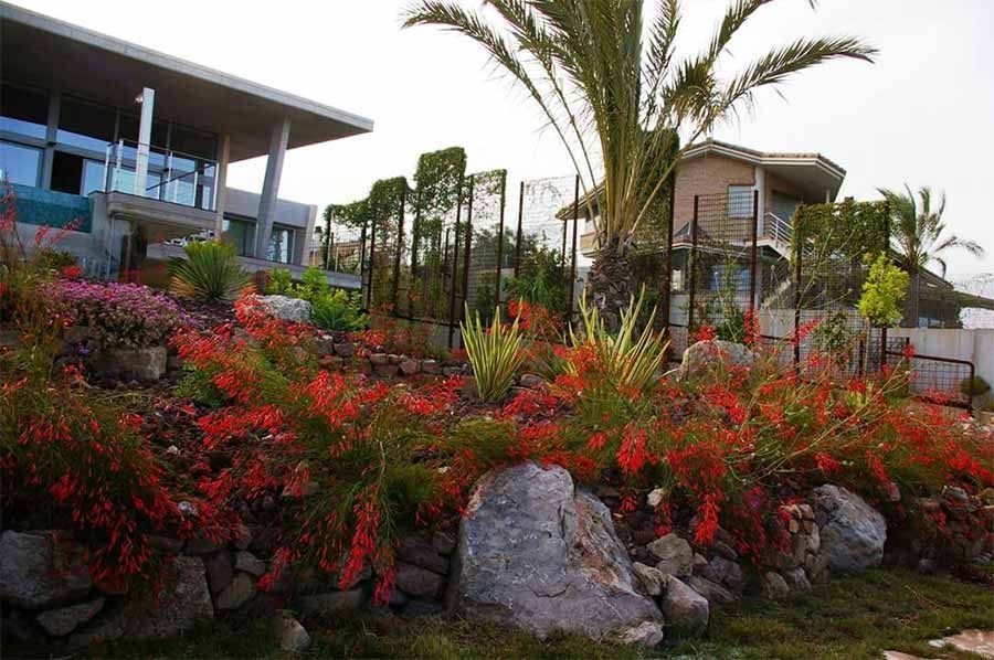 Una casa con muchas flores en el frente.