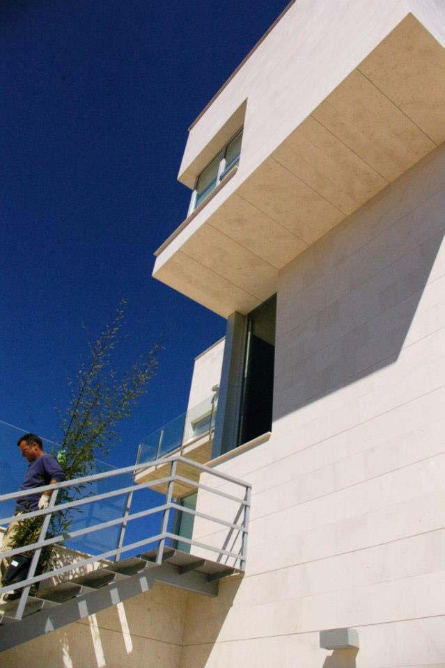 Un hombre sube unas escaleras frente a un edificio.