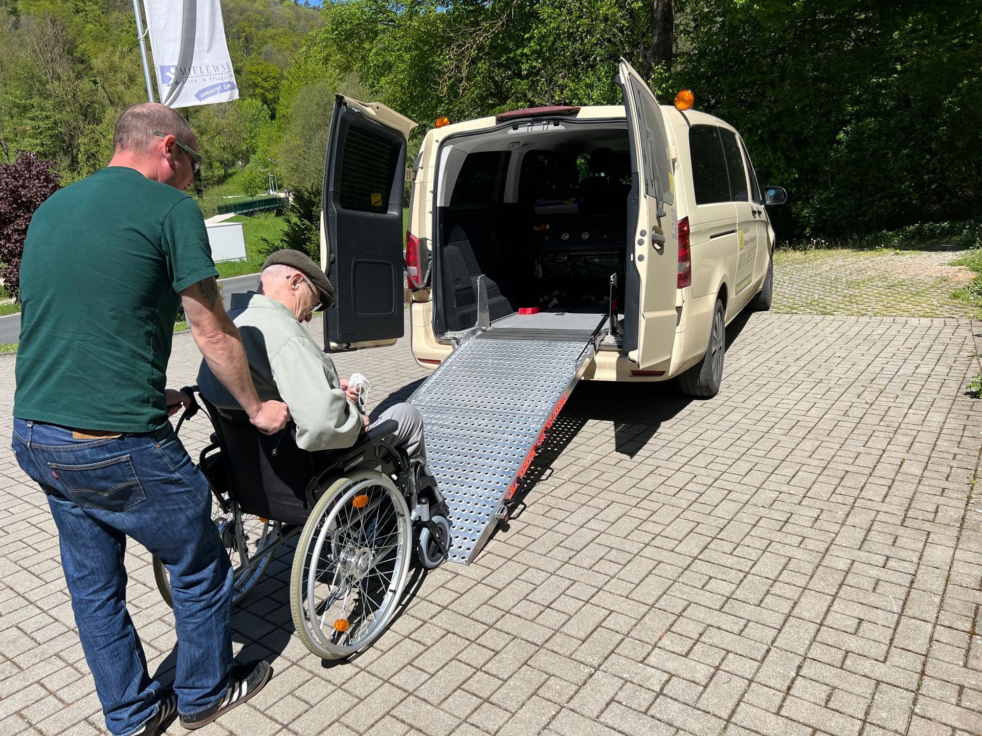 Rollstuhlfahrer im Taxi