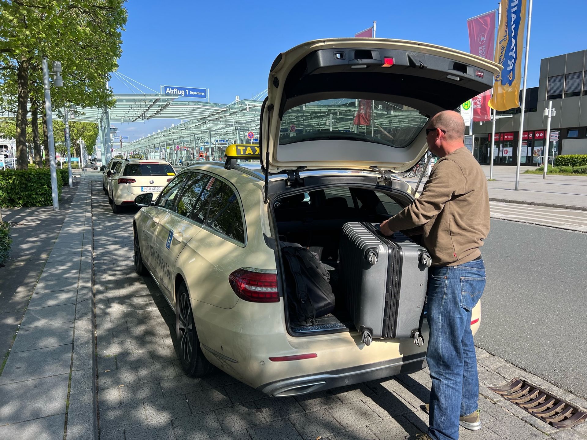 Reisende warten auf ein Taxi