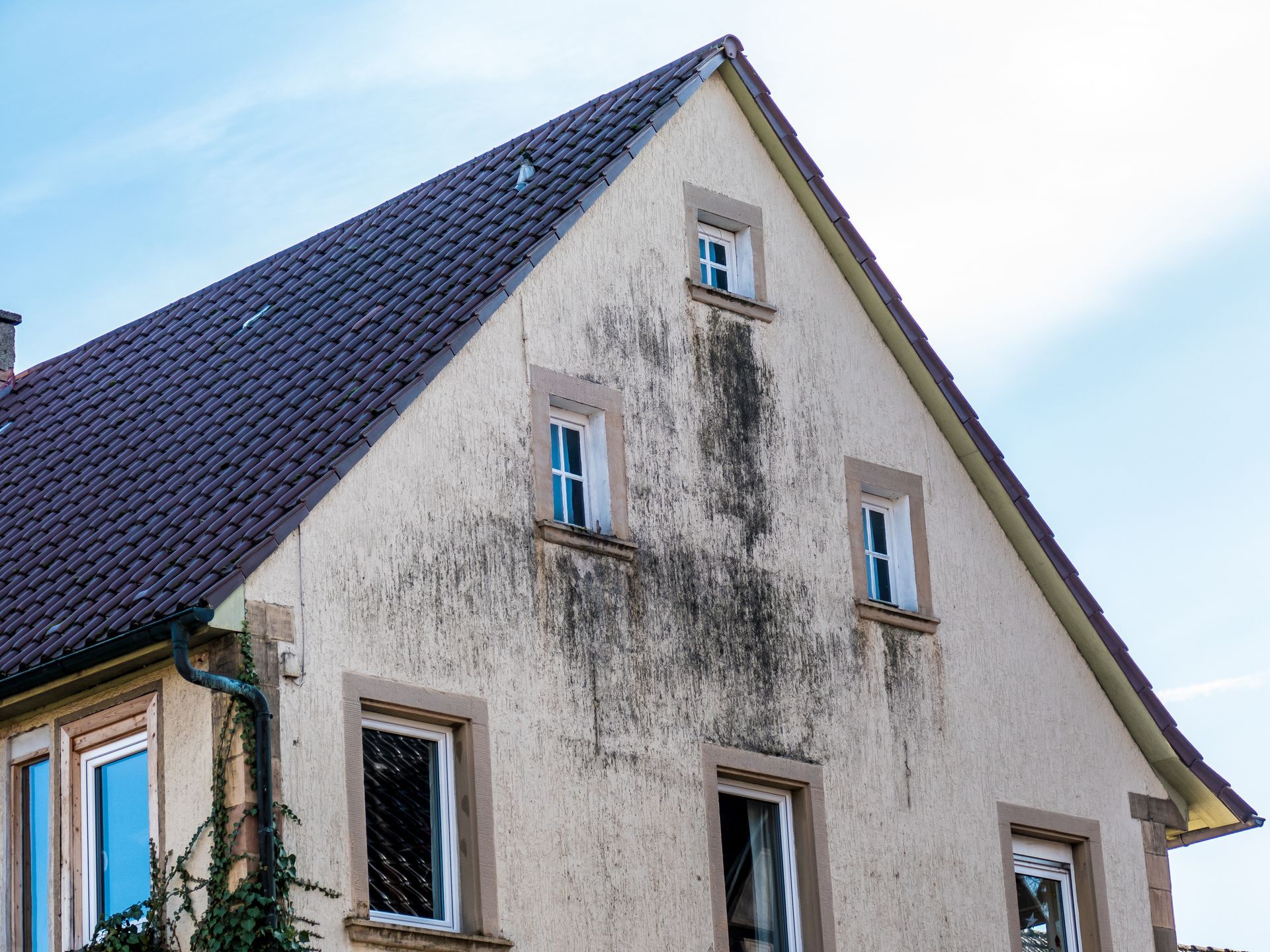 Façade de maison sale