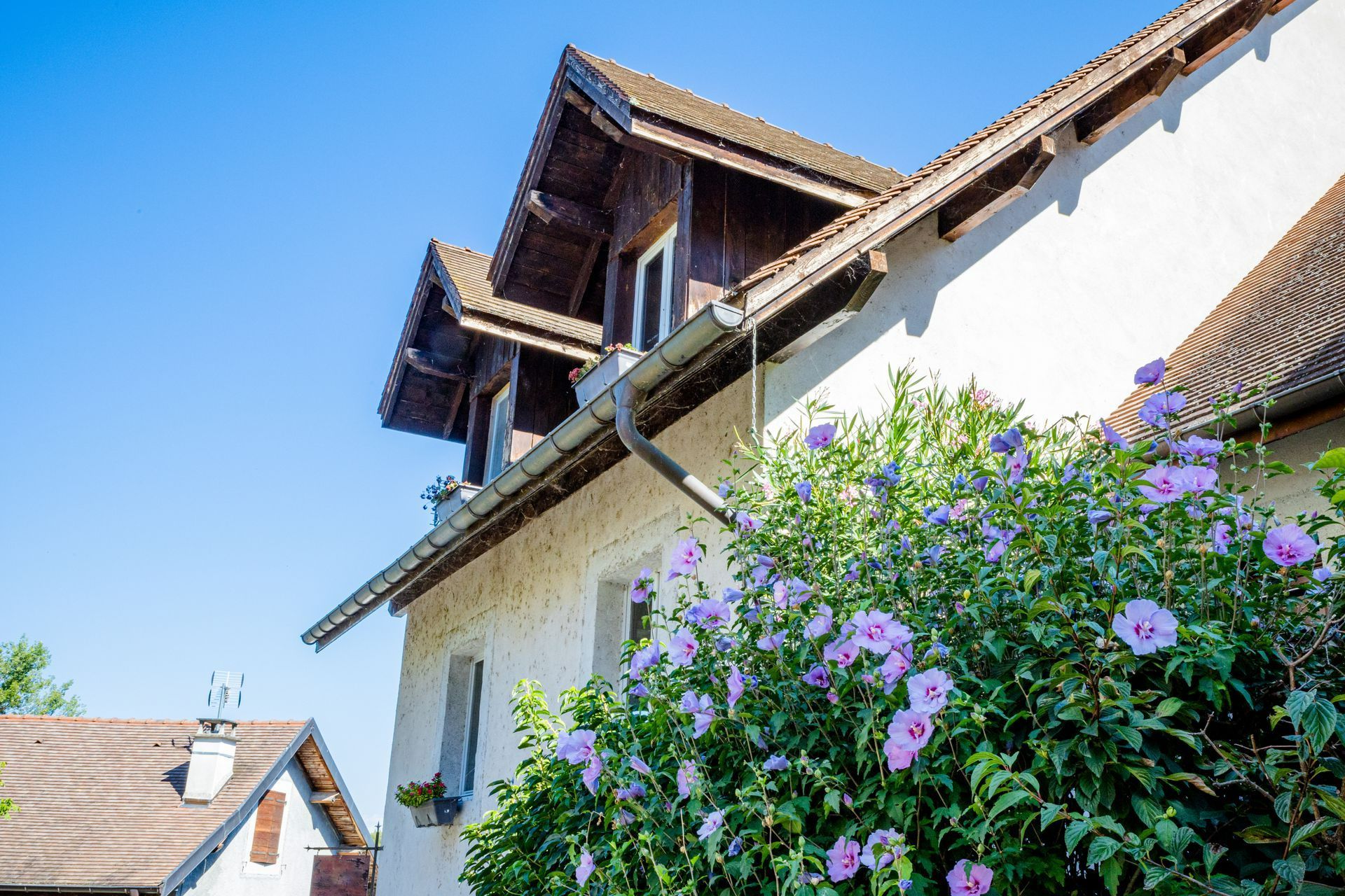 Gouttière sur une maison en Savoie