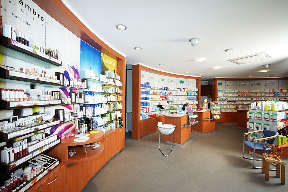 Das Innere einer Apotheke mit vielen Produkten gefüllt