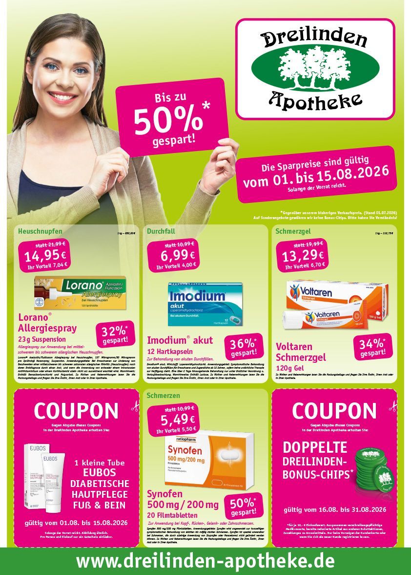 Eine Frau hält ein Schild mit der Aufschrift „50 % sparen“ neben einem bunten Werbeflyer der Dreilinden Apotheke.