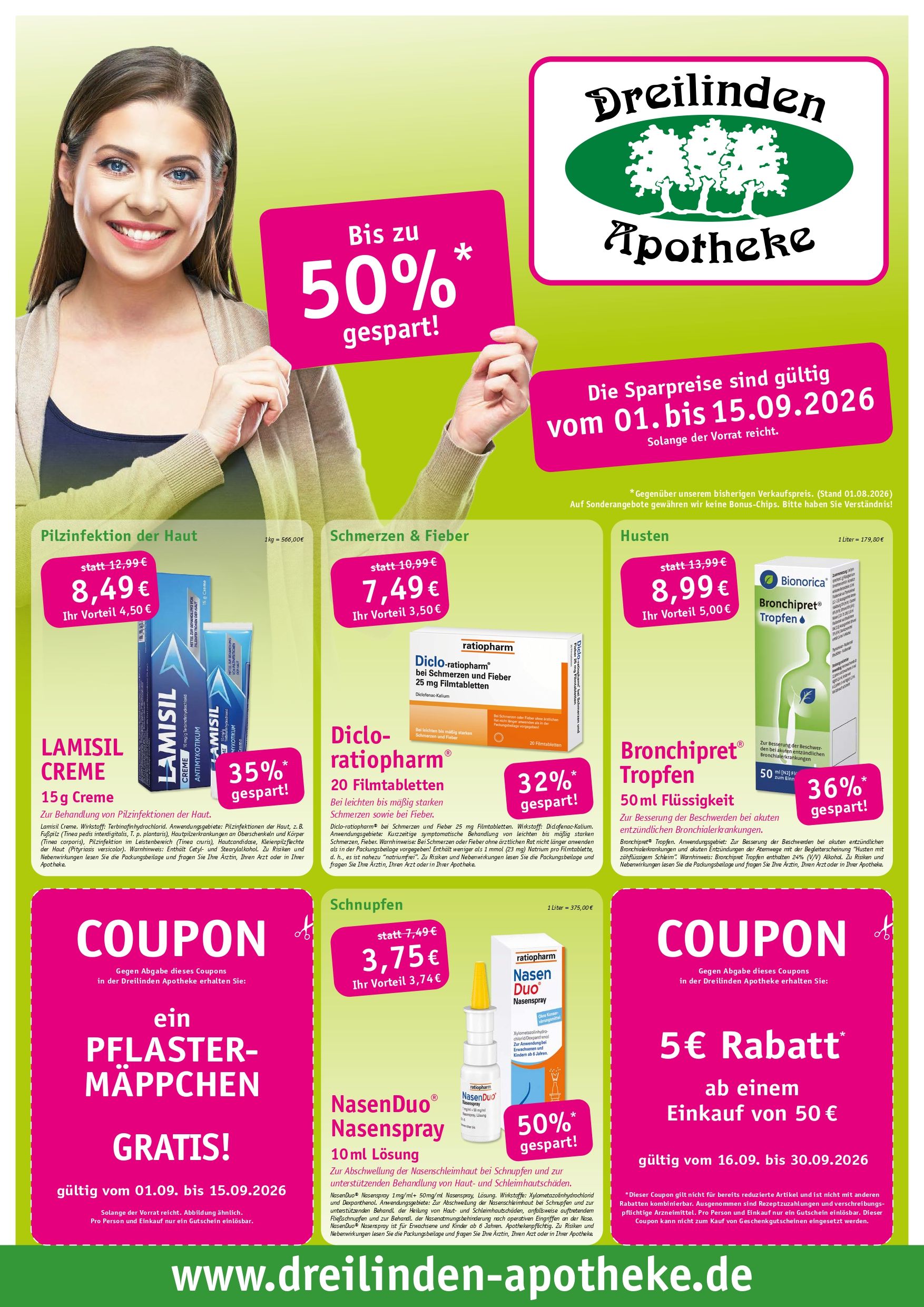 Eine Frau hält ein Schild mit der Aufschrift „50 % sparen“ neben einem bunten Werbeflyer der Dreilinden Apotheke.