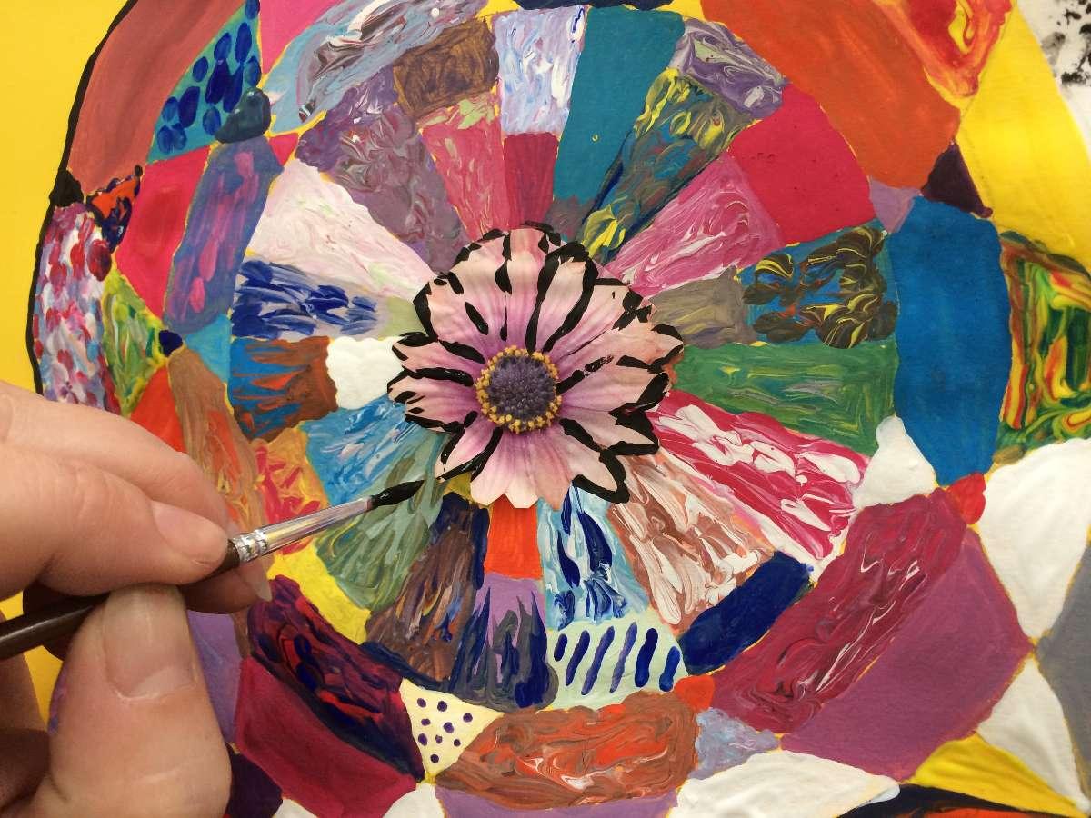 Composition avec une fleur