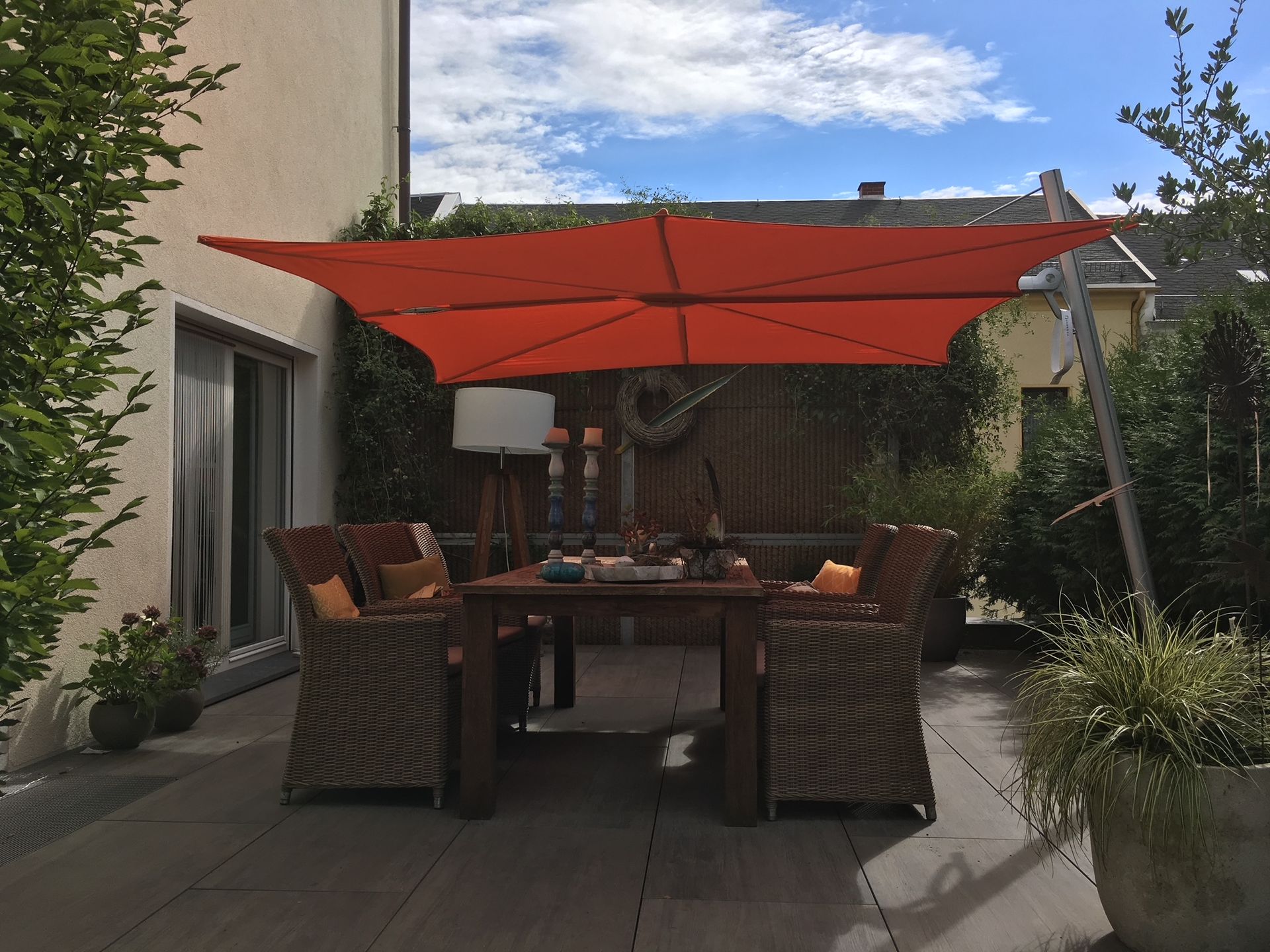Moderner Sonnenschutz durch eine hochwertige Markise auf der Terrasse.