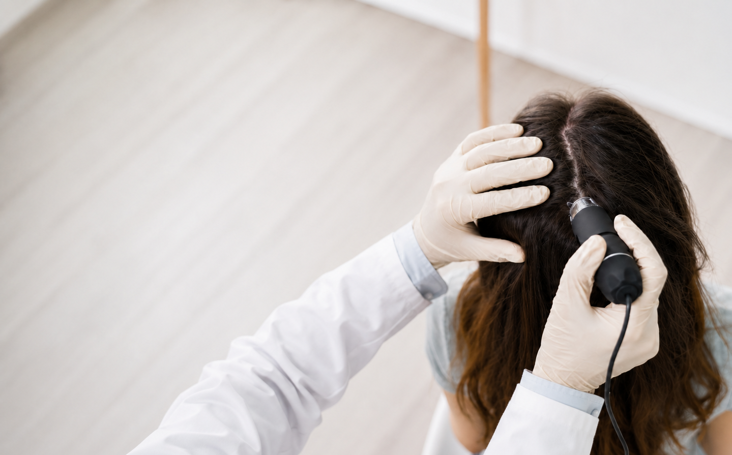 Peinando el cabello con un peine de dientes anchos en el lavabo de una peluquería.