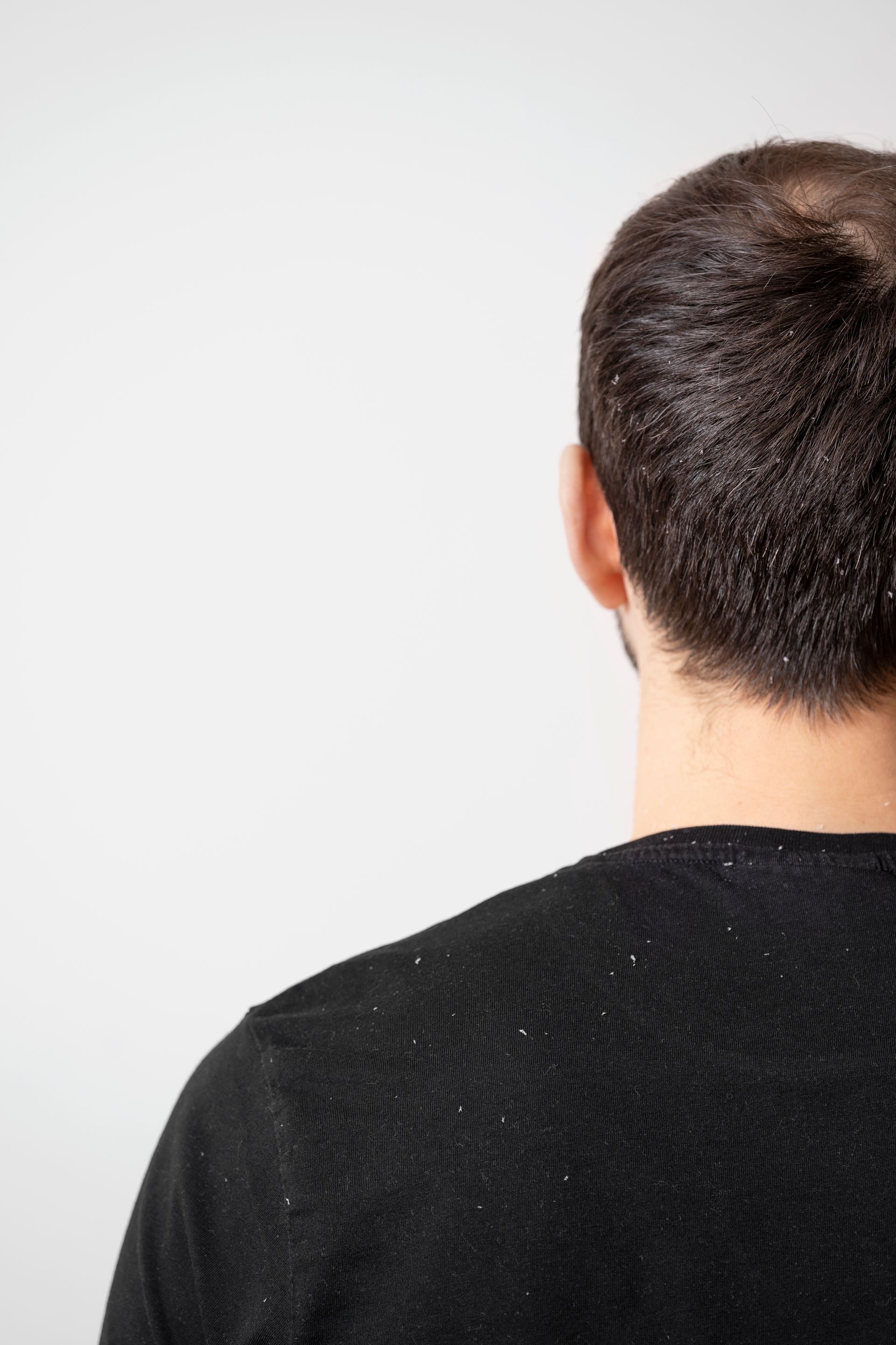 Peinando el cabello con un peine de dientes anchos en el lavabo de una peluquería.