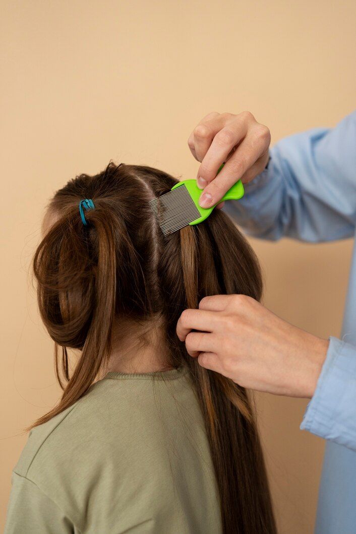 Una peluquera peina el cabello castaño de una niña mientras le hace una trenza, utilizando las manos para darle forma desde atrás.