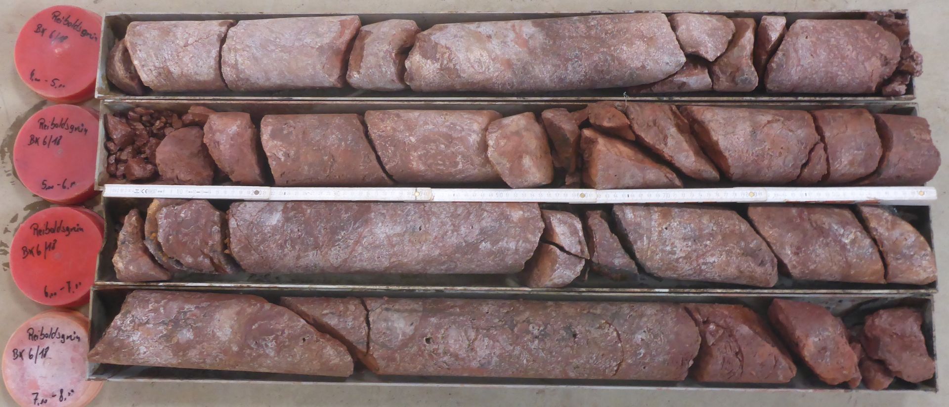 Mitarbeiter von Baugrundbüro Dr. Hallbauer & Ebert bei Baugrundarbeiten mit Bagger