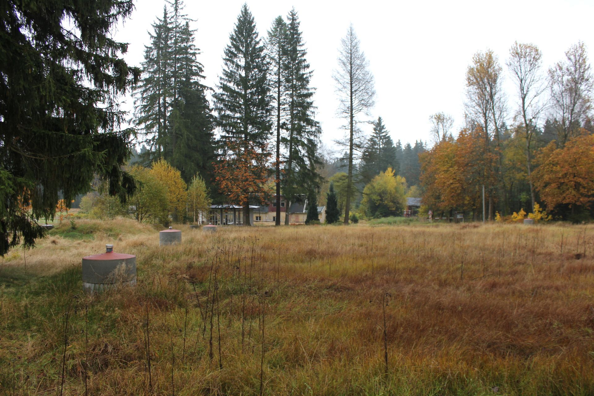 Straßenbrücke mit daneben liegenden Gleisen
