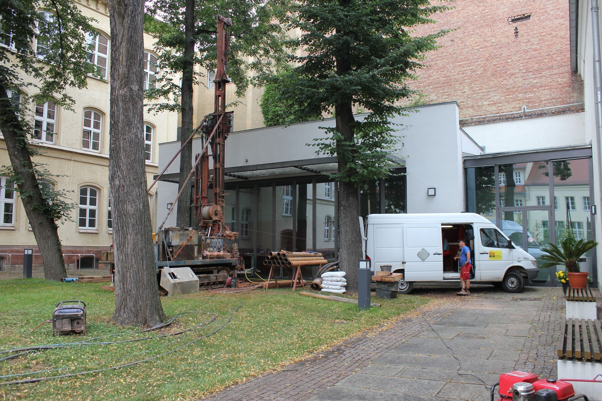 Mitarbeiter von Baugrundbüro Dr. Hallbauer & Ebert bei Baugrundarbeiten mit Bagger