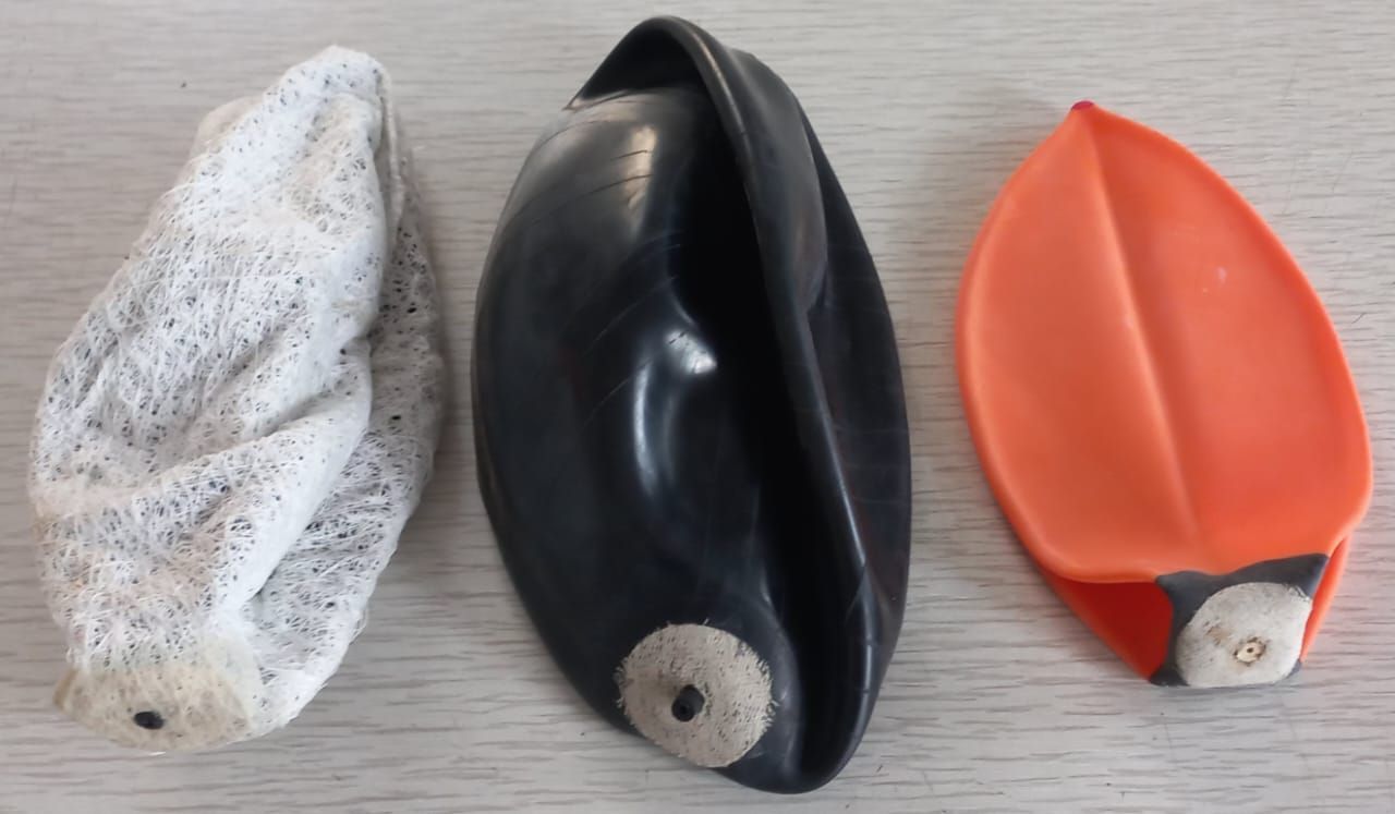 Drei Sitzsäcke: weiß, schwarz und orange, jeweils mit einem weißen Kreis an der Unterseite.