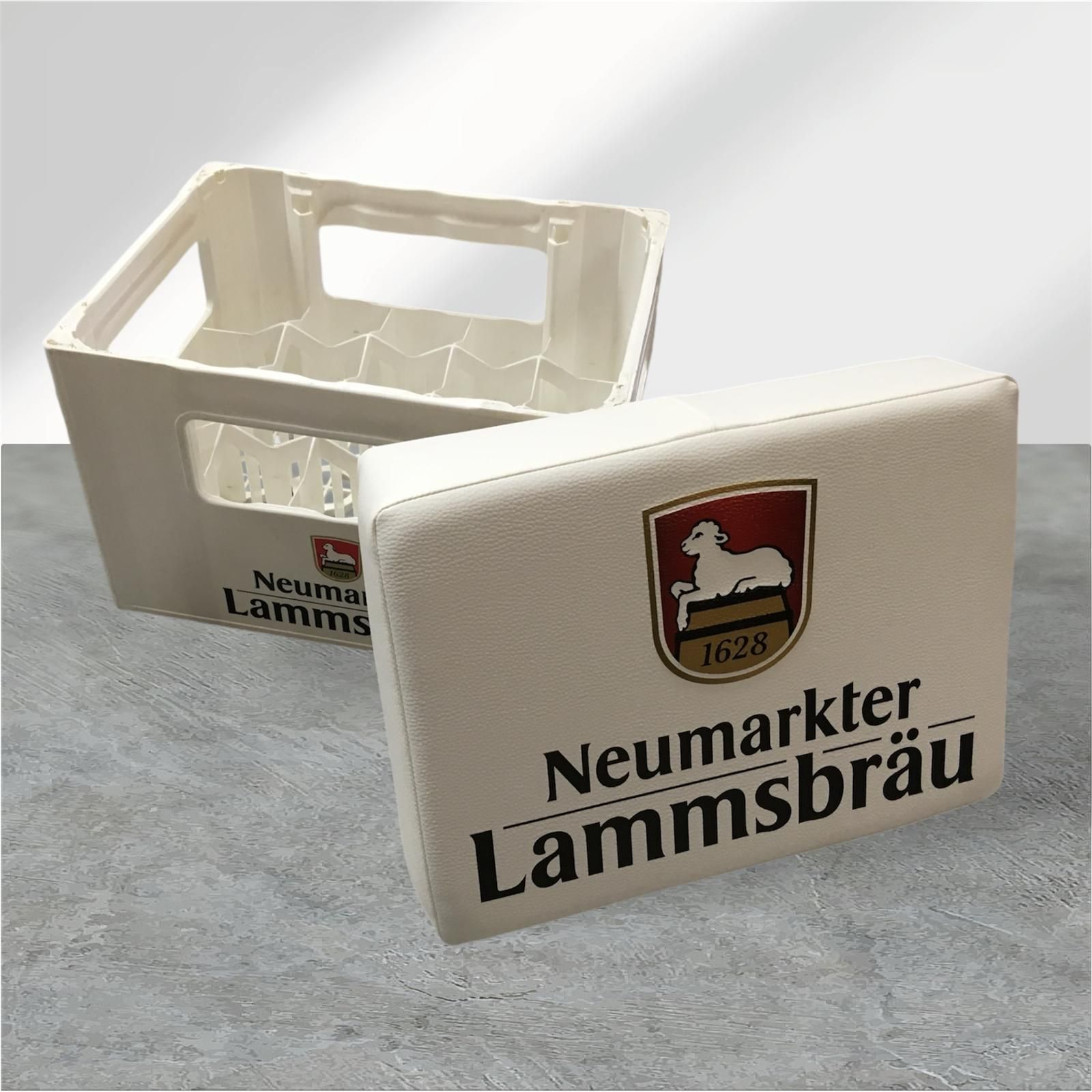 Weißbierkasten mit gepolstertem Deckel, gebrandet „Neumarkter Lammsbräu“.