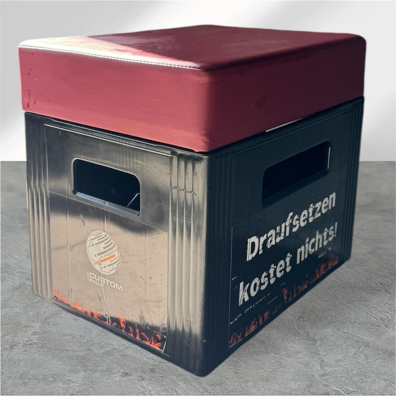 Schwarze Kiste mit kastanienbraunem gepolstertem Deckel, Graffiti.