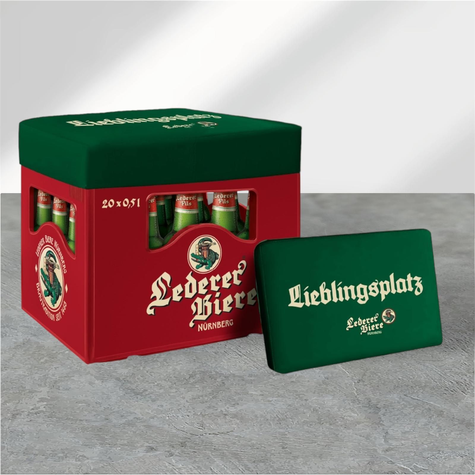 Ein rot-grüner Lederer Biere-Bierkasten mit Flaschen, daneben ein grüner „Lieblingsplatz“-Bierdeckel.