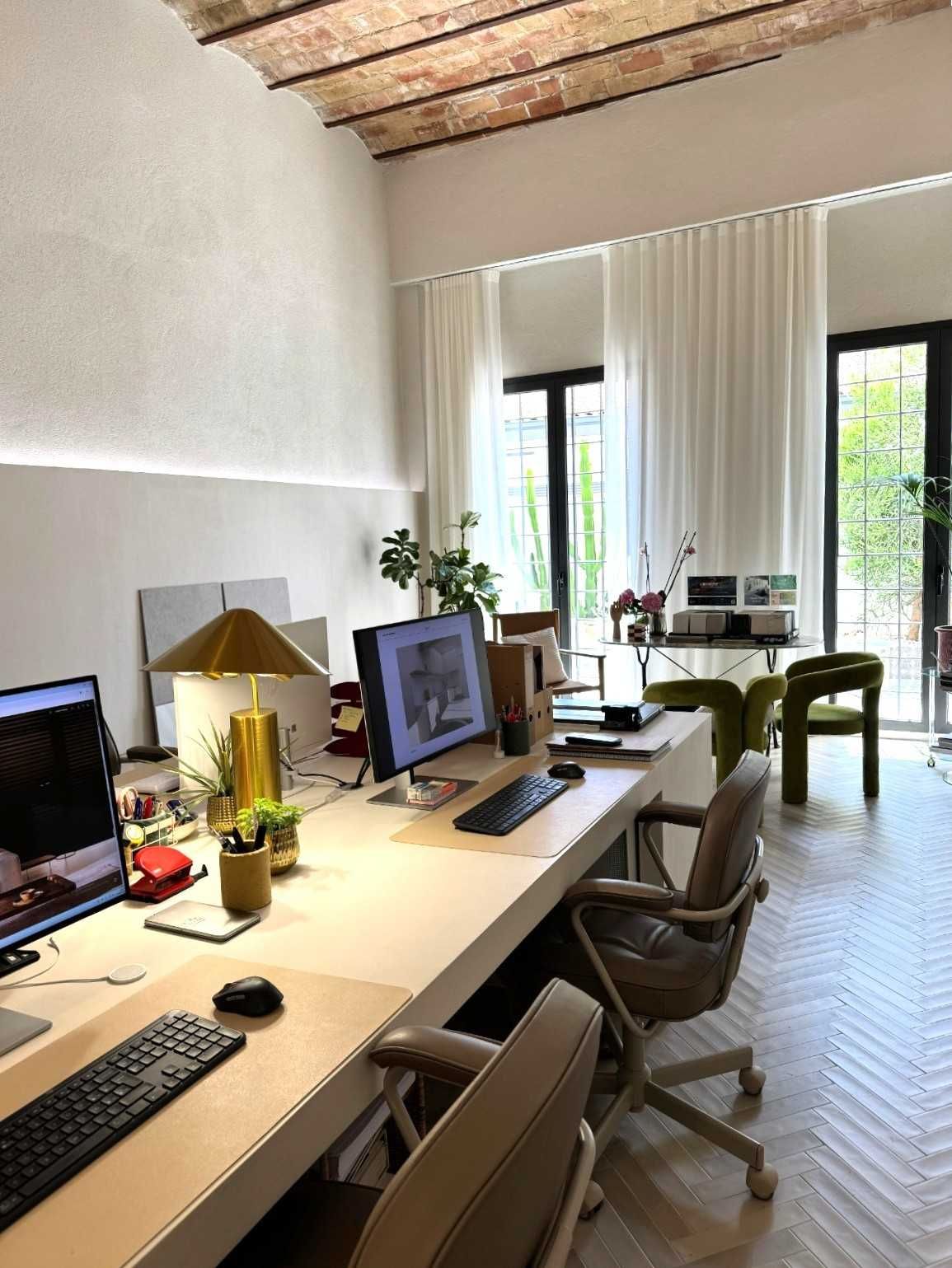Sala de estar moderna con suelo de madera, armario bajo, estanterías, ventana y lámpara colgante.