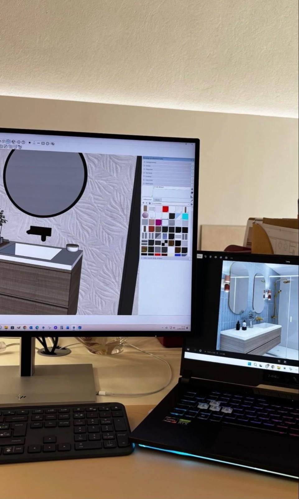 Monitor de ordenador y portátil mostrando software de diseño 3D con un modelo gris y una paleta de colores.
