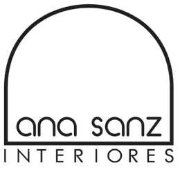 Logotipo de Ana Sanz Interiores en negro con un dise&ntilde;o de arco minimalista.