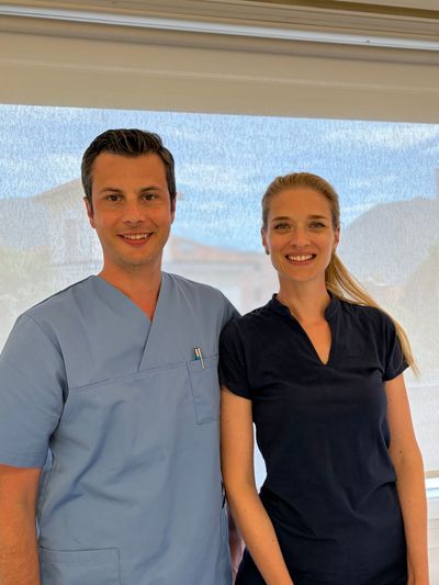 Un dentista perfora un dente nella bocca di una persona. Strumenti dentali visibili, primo piano.