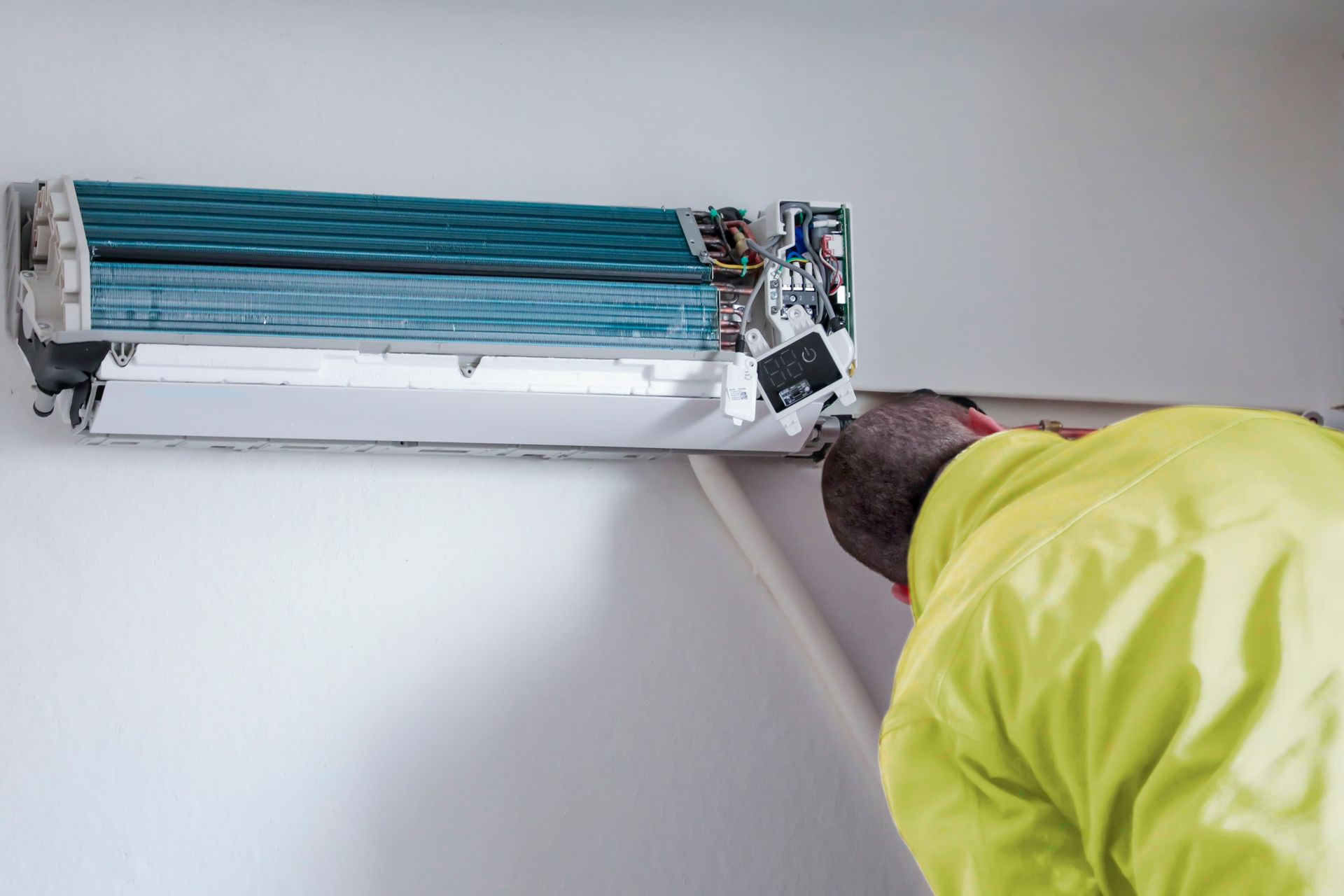 Climaticien qui répare une unité de climatisation