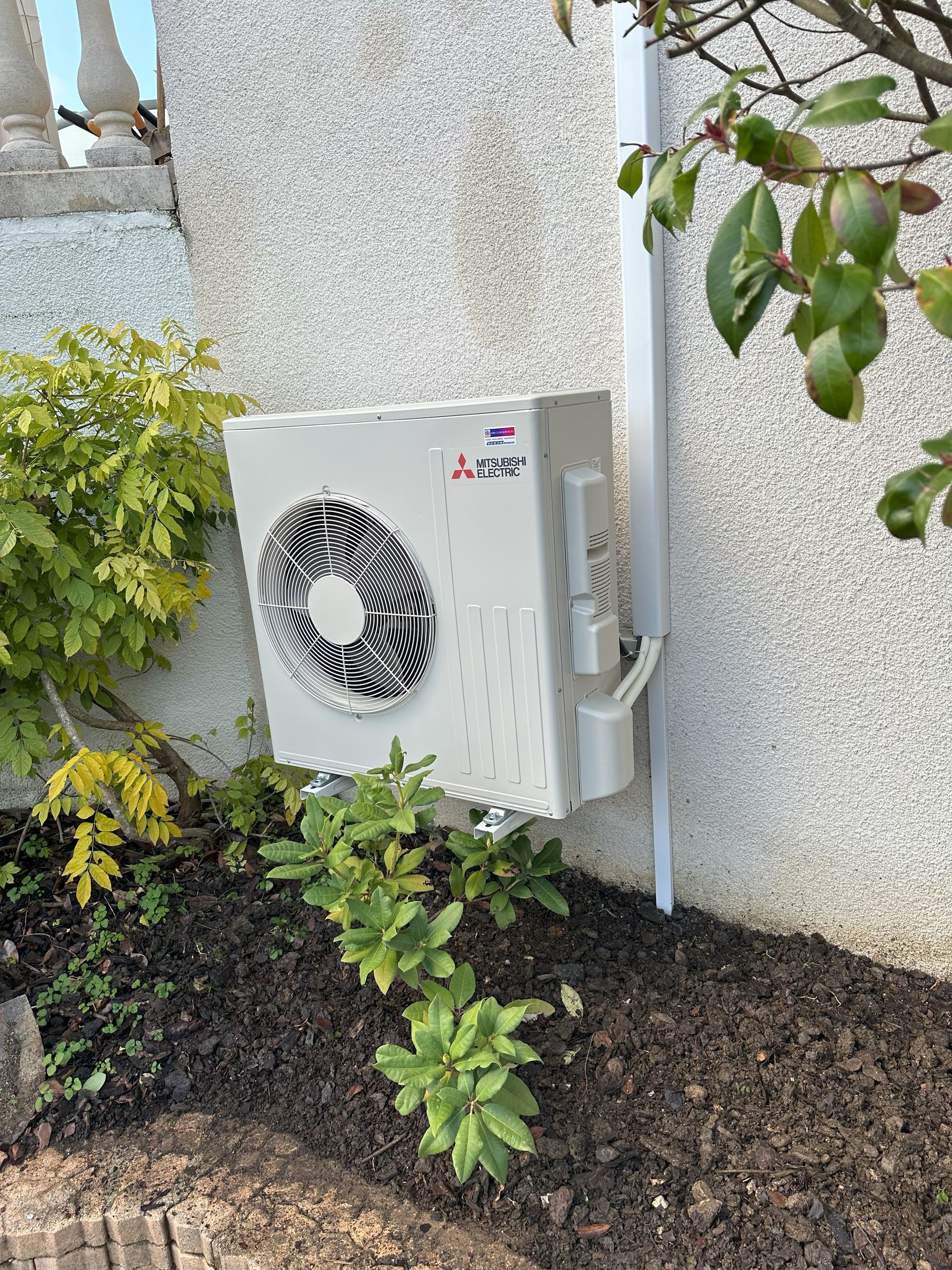 Pompe à chaleur fixée sur le mur extérieur