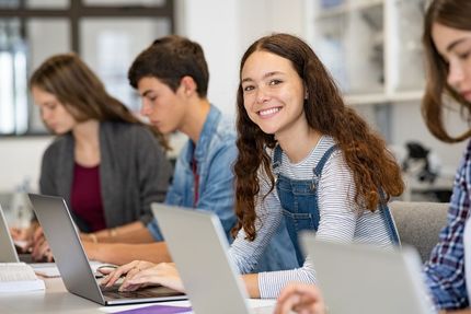 Schüler vor Laptops