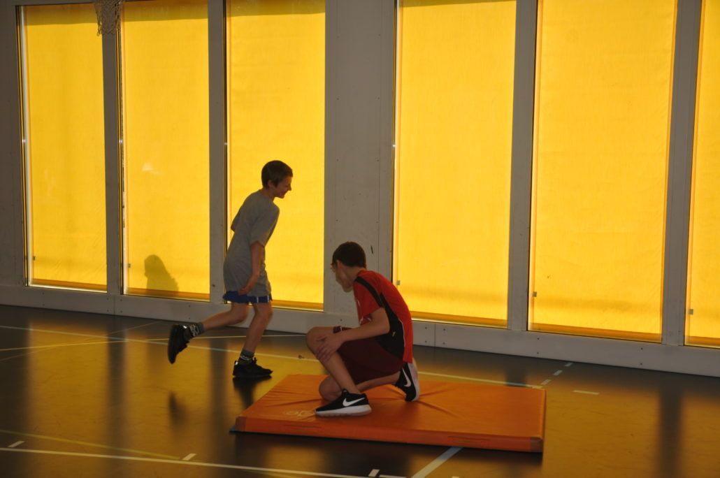 Zwei Schüler beim Sport
