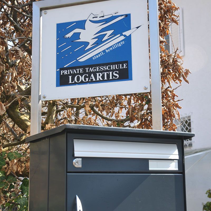 Logo der Privatschule Logartis AG und Postkasten