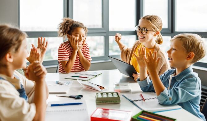 Lehrerin und Schüler bei einer Aktivität