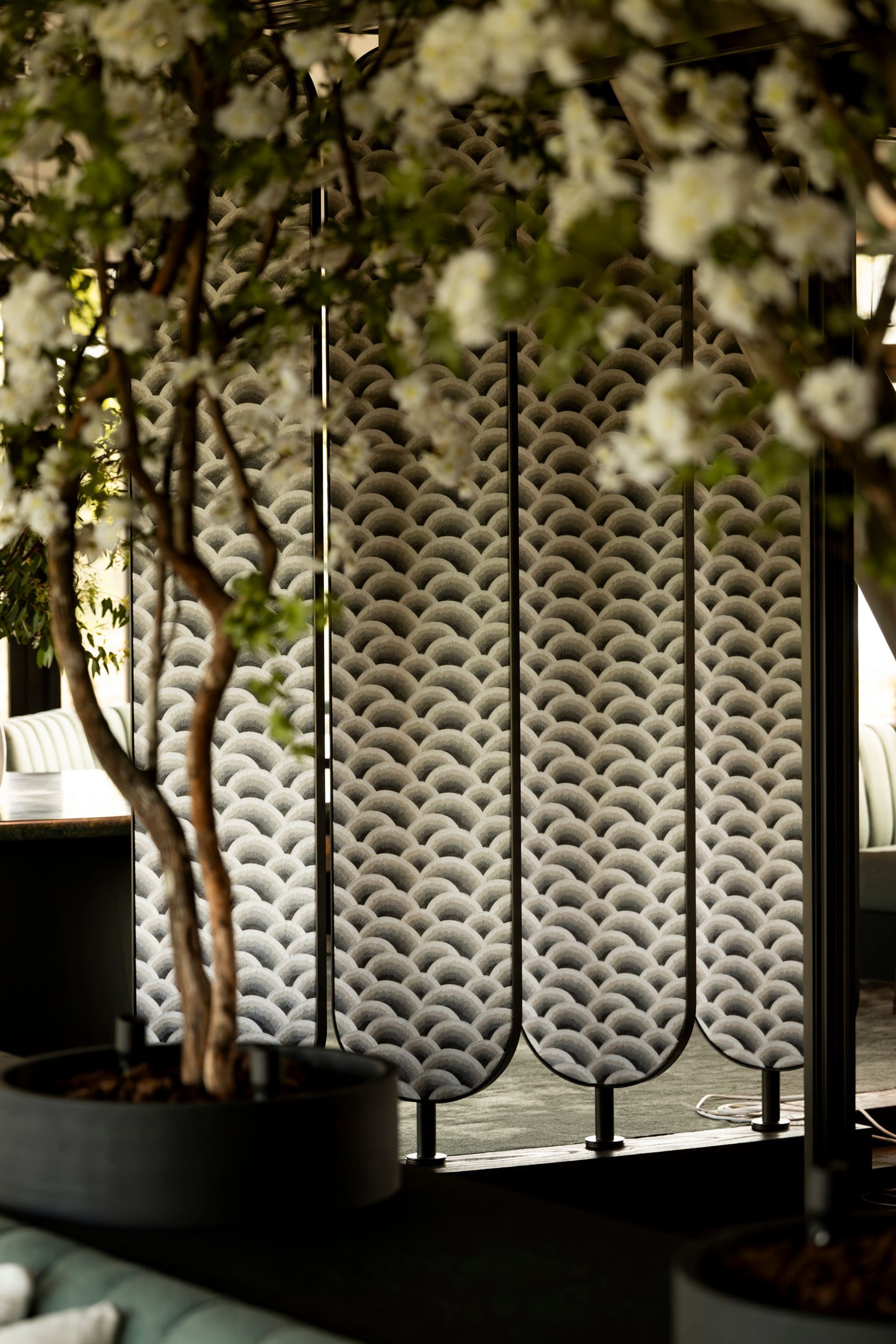 Elegante eettafel gedekt voor een maaltijd, in een kamer met donkerhouten lambrisering en bloemendecoraties.