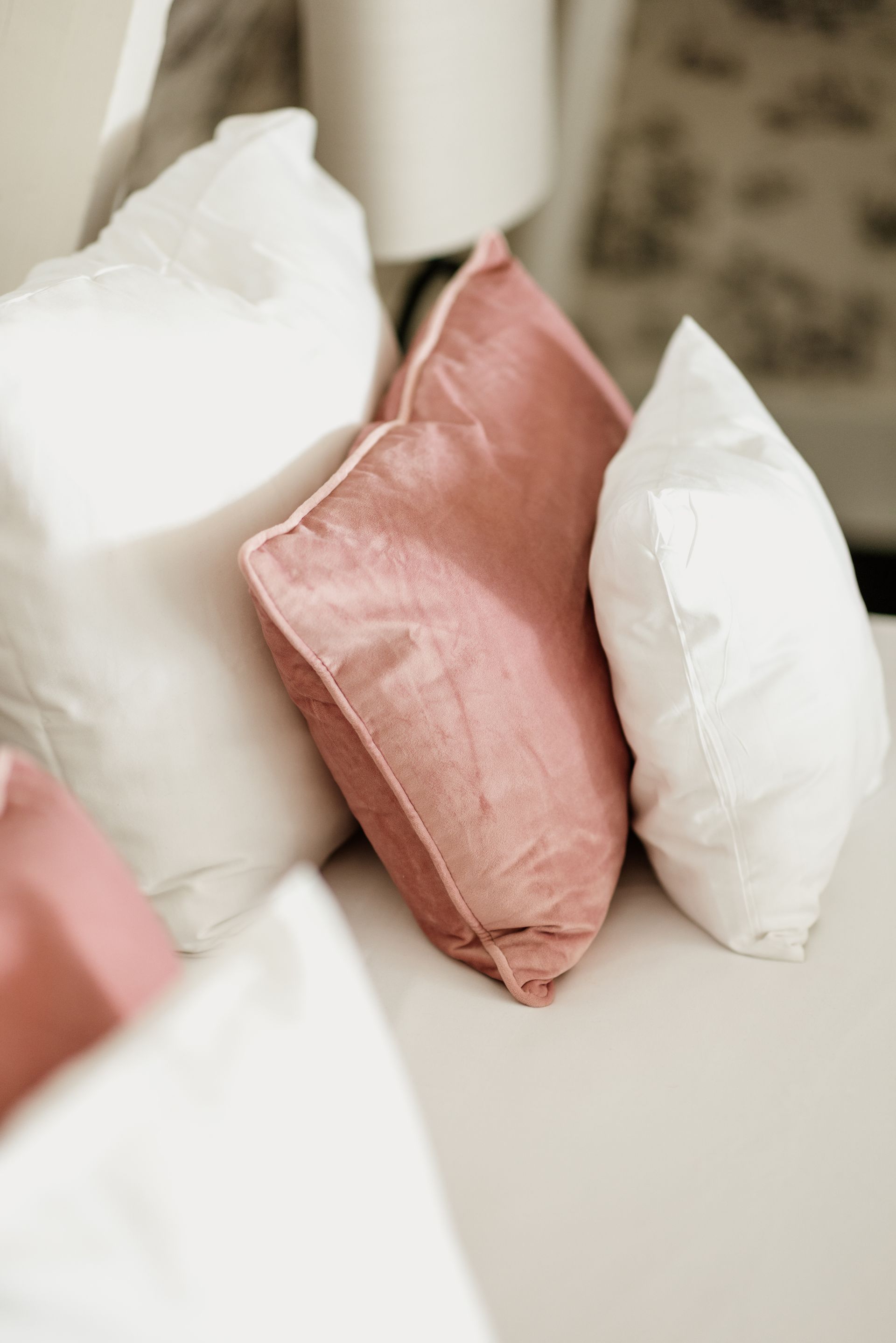 Een bakstenen gebouw met een gestreepte luifel boven een met klimop begroeid terras.