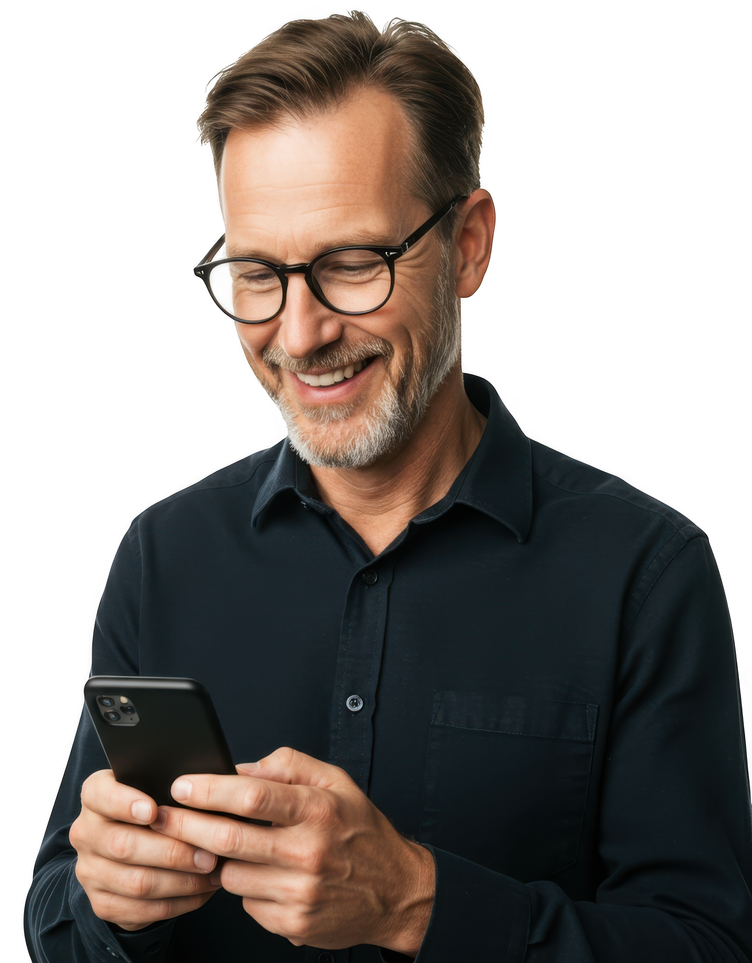 Homme à lunettes, souriant en regardant un Smartphone.