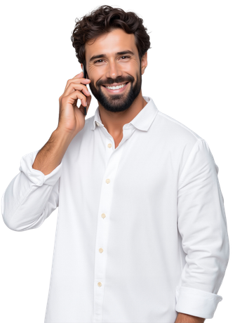 Un homme barbu, souriant et parlant au téléphone, porte une chemise blanche.