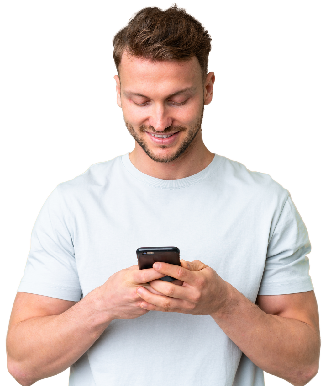 Un homme en chemise bleu clair sourit en regardant un Smartphone.