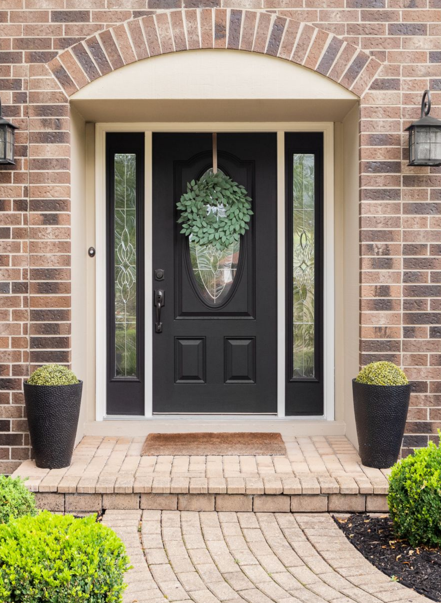 Une porte d'entrée noire