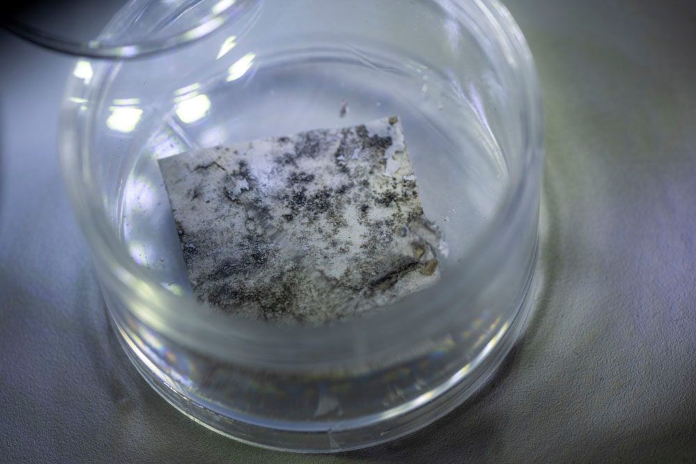 Hände zweier Personen, die mit Stiften auf weißem Papier an Architekturzeichnungen arbeiten.