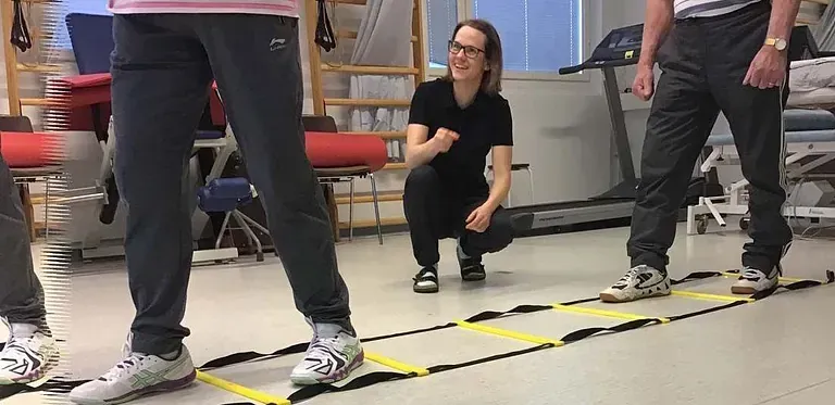 Ihmiset tekevät ketteryystikkaita fysioterapeutin valvonnassa.