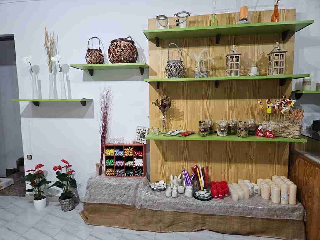 Estantes con objetos decorativos, velas y jarrones. Estantes verdes sobre un fondo de madera.