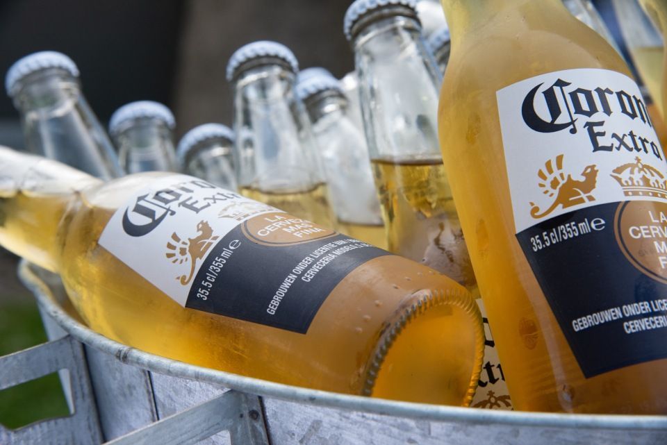 Ein Metalleimer gefüllt mit gekühlten Flaschen Corona Extra Bier.