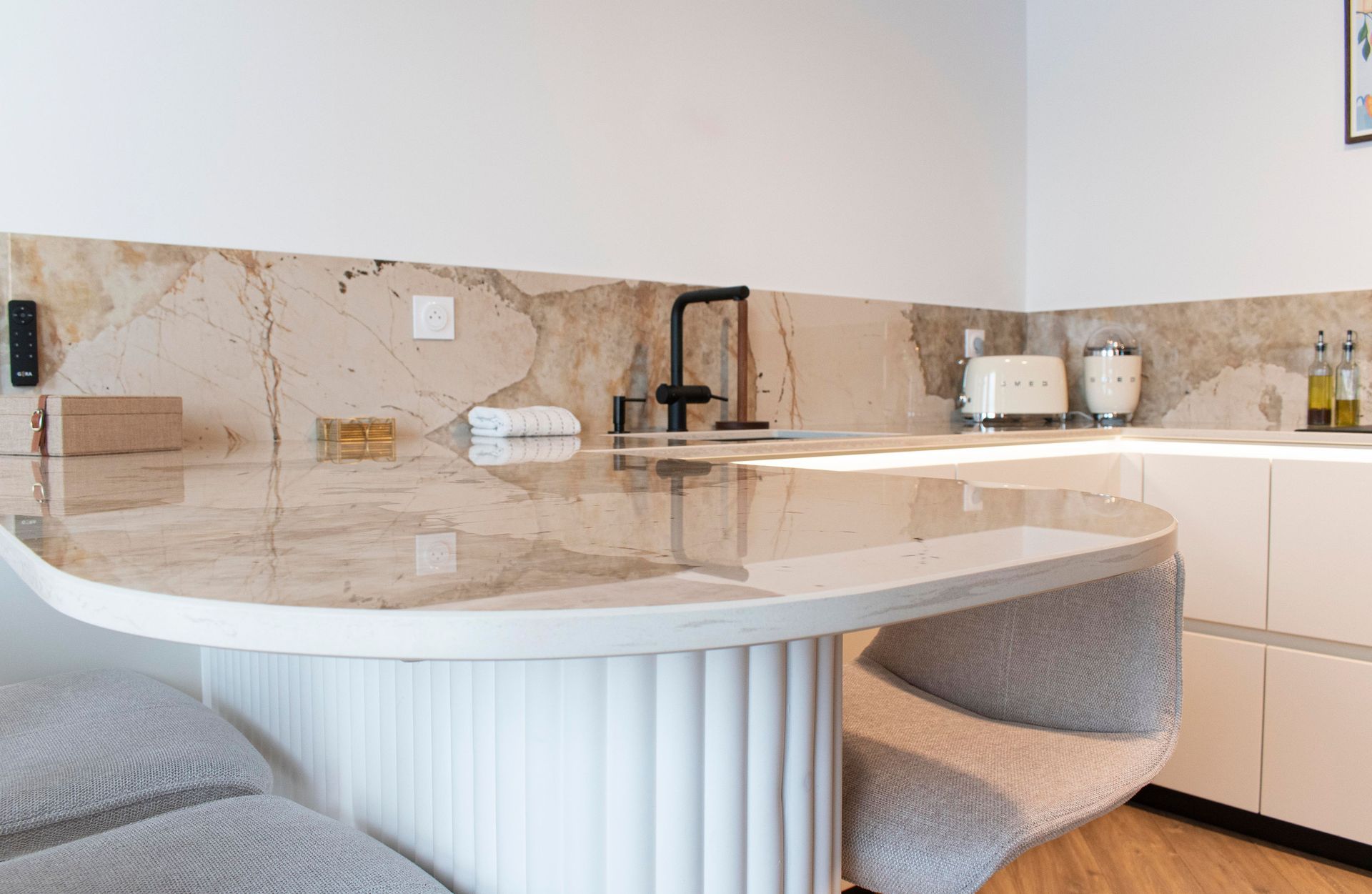 Cuisine vide avec armoires blanches, comptoir et sol carrelé.