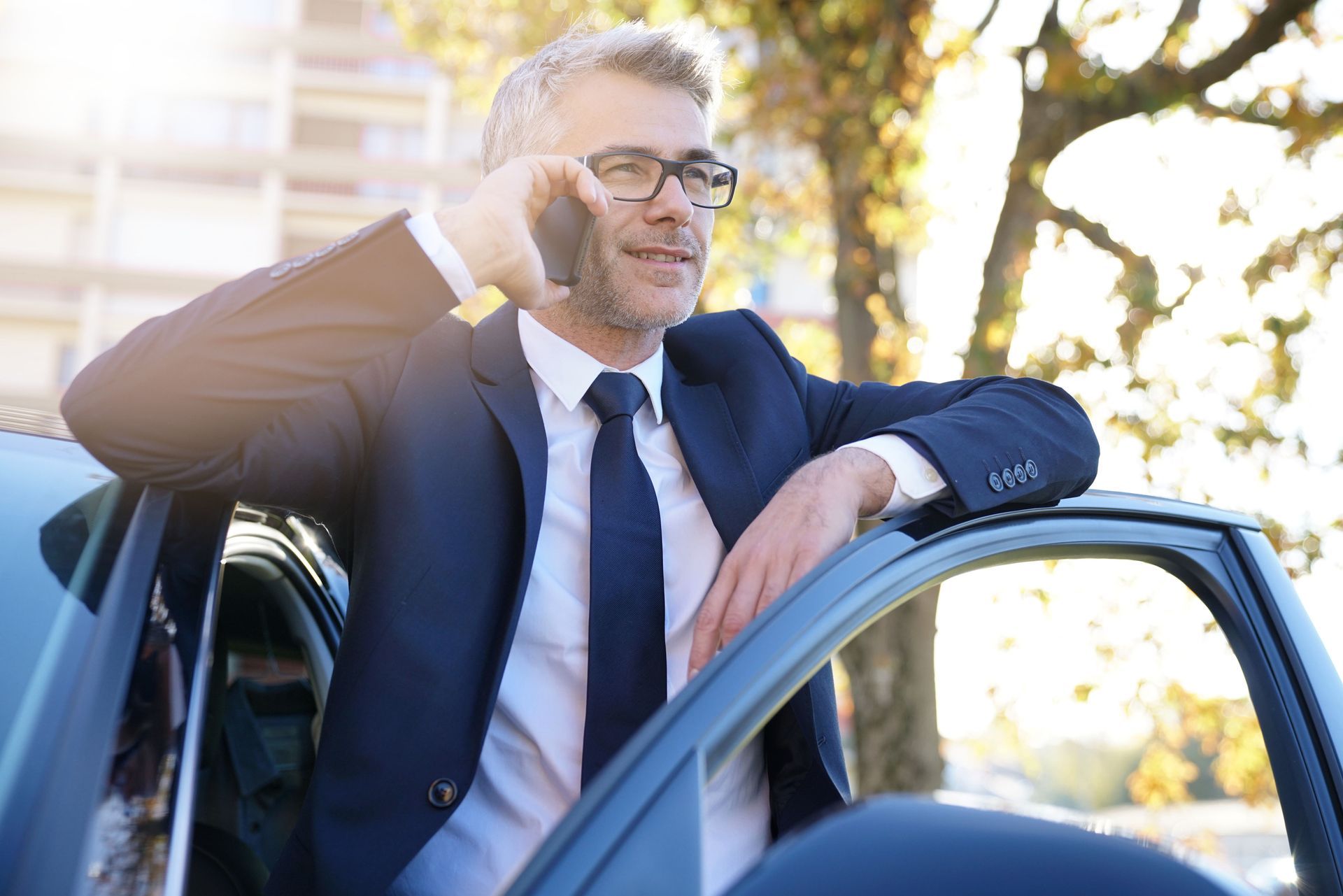 Chauffeur de taxi au téléphone